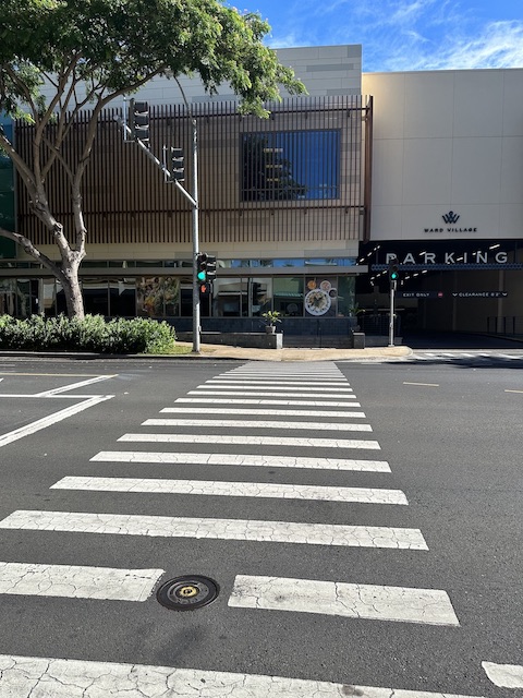 ワードセンター入口の目の前にある横断歩道